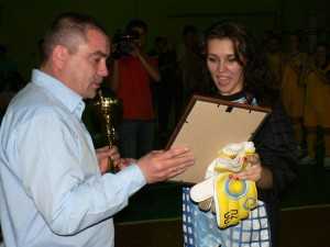 Сергій Задорожняк вручає головний приз Наталі Канарській