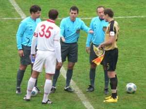 Початок матчу "Буковина" - ФК "Львів" 6.10.10. Фото: Георгій Мазурашу