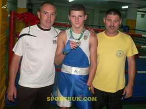 Іван собко (праворуч) з колегою Андрієм Грудеєвм та спільним вихованцем Степаном Грекулом. Фото: Георгій Мазурашу