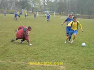 Валерій Блажко забиває третій м'яч. Фото: Георгій Мазурашу