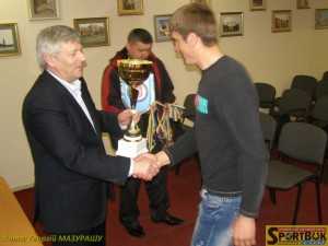 Святослав Дяконюк вручає головний трофей Богдану Скибінському