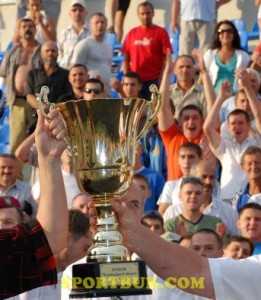 Kubok_obl_trofey_ruky-sportbuk.com-zmensh-261x300