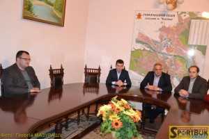 У грудні 2014 р. Олексій Каспрук обговорював проблеми басейнів у Чернівцях із зірковими гостями з Києва та інших регіонів