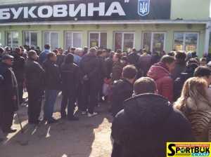 150405-Bukovyna-Girnyk-cherga-1