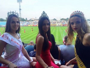 Титуловані моделі асистували під час розіграшу призів серед вболівальників і самі активно вболівали