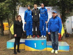 151114-Ukr-kros-Antonuk-pyedestal-Heshko