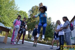 А це Руся Цихоцька стрибнула ще раз "на біс" вже коли йшла з ЗОШ-12