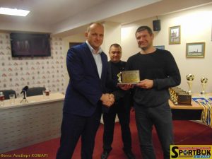 161117-chernivtsi-futbol-nagorodzh-k-sportbuk-com-4-sereduk-filipchuk-zador